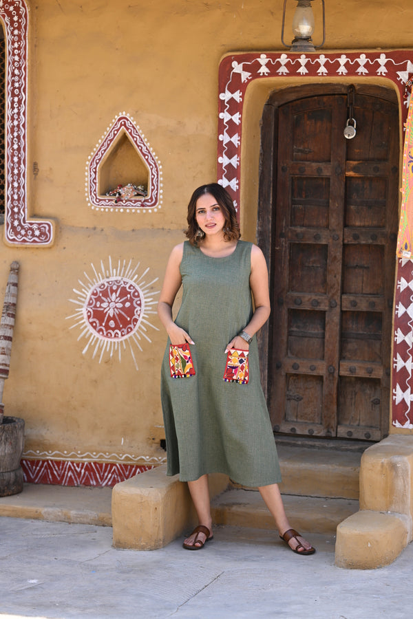 Solid Kurta With Traditional Pockets - Green